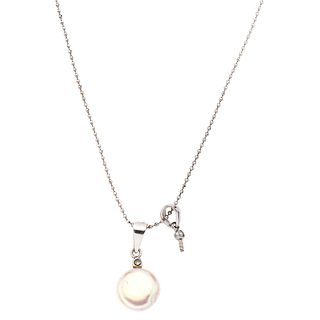 CHOKER AND TWO PENDANTS WITH CULTIVATED PEARL AND DIAMONDS IN 14K WHITE GOLD Choker with carabiner clasp. 
