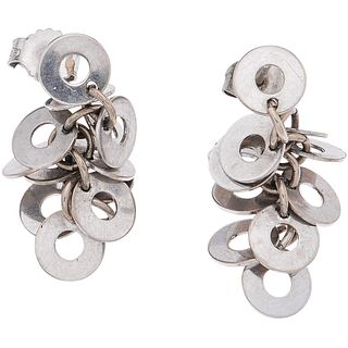 PAIR OF 14K WHITE GOLD EARRINGS Post and stud (one in base metal). Weight: 3.5 g. Size: 0.19 x 1" (0.5 x 2.6 cm)