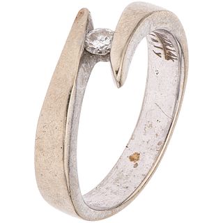 DIAMOND RING IN 14K WHITE GOLD Shows wear. Weight: 4.5 g. Size: 7 1 Brilliant cut diamond ~ 0.10 ct