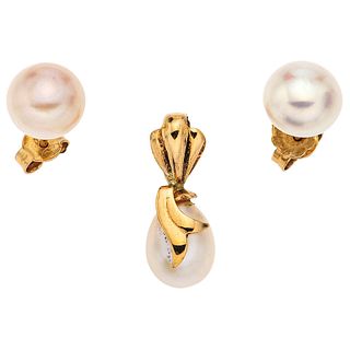 PENDANT AND PAIR OF STUDS WITH 14K YELLOW GOLD CULTIVATED PEARLS Earring with rigid chain pass. Size: 0.7 x ...