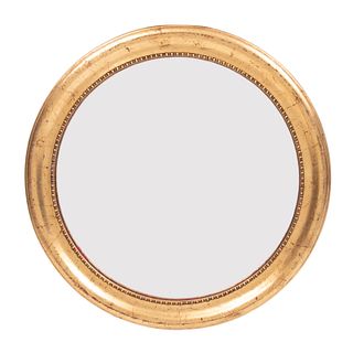 Espejo. Siglo XX. Diseño de tondo. Elaborado en madera dorada. Con luna circular. Decorado con elementos boleados. 40 cm diámetro