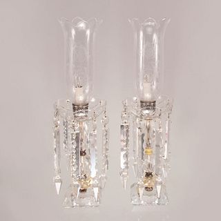 Par de lámparas de mesa. Francia, siglo XX. Elaboradas en cristal de BACCARAT con aplicaciones de metal plateado.