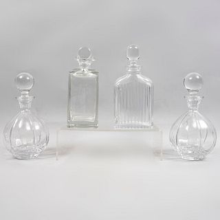 Lote de 4 licoreras.  Siglo XX. Diferentes diseños.  Elaboradas en cristal. Decoradas con elementos geométricos y facetados.