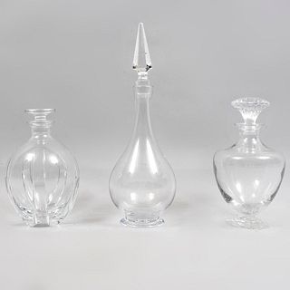 Lote de 3 licoreras. Francia, siglo XX. Diferentes diseños. Elaboradas en cristal de BACCARAT.