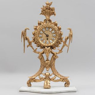 Reloj de chimenea. Siglo XX. Elaborado en metal dorado con base de mármol. Decorado con escudo nacional y 2 águilas flanqueantes.