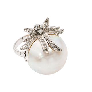 Anillo vintage con media perla y diamantes en plata paladio. 1 media perla cultivada de 17 mm. 29 diamantes corte 8 x 8.