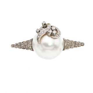 Prendedor vintage con media perla y diamantes en plata paladio. 1 media perla cultivada de 13 mm. 56 diamantes corte 8 x 8.