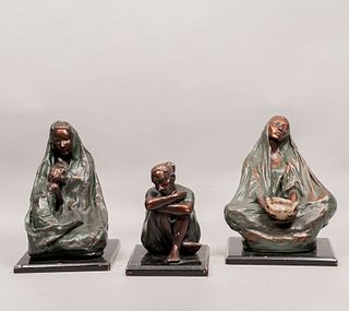 WILLIAM HERLUM (Siglo XX). Lote de 3 esculturas. Maternidad, mujer con cántaro y mujer sentada. Elaboradas en pasta moldeada.