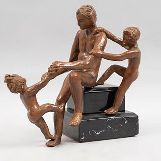 ANÓNIMO. Siglo XX. Figura paterna con hijos jugando. Escultura en bronce con base de mármol negro.