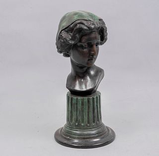 G. PÉREZ. Busto femenino. Firmada. Fundición en bronce patinado con base de mármol negro.