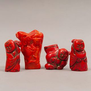 Lote de 4 deidades. China, siglo XX. Tallas en coral rojo. 7 cm de altura (mayor)