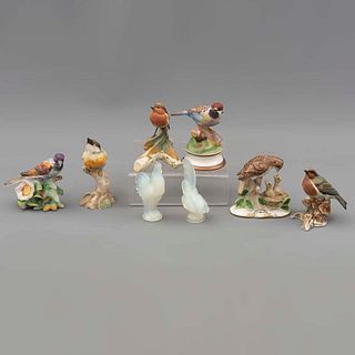 Colección de aves. Origen europeo. Siglo XX. Elaborados vidrio, porcelana y cerámica. Decorados con elementos vegetales.