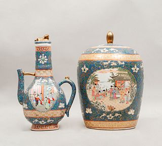 Tibor y tetera. China, años 50. Estilo Familia Azul. Elaborados en porcelana acabado brillante. Decorados con escenas cortesanas.Pz: 2