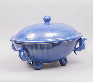 Molera. México, siglo XX. Elaborada en cerámica azul estannífera con tapa y agarradera boleada. Decorado con delfines.