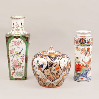 Lote de 3 piezas. Alemania y Japón. Siglo XX. Elaborados en porcelana, Kaiser y Shogun. Consta de: tibor y 2 floreros.