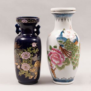 Lote de 2 jarrones. Japón y China. SXX En porcelana, uno azul cobalto. Decorados con elementos vegetales, florales, aves y leones de fu