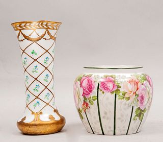 Jarrón y violetero. Alemania y Austria. Siglo XX. Elaborados en porcelana, Uno Bavaria. Marca R.C. y Royal Vienna.