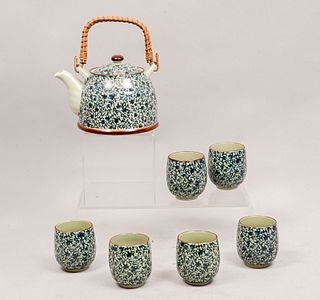 Juego de té. China SXX Elaborado en cerámica. Consta de: tetera con asa y 6 vasos. Decorados con elementos vegetales Piezas: 7