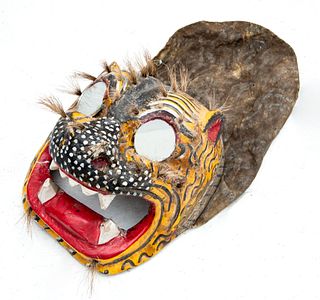 Máscara de Tecuán. Guerrero, México. SXX. Elaborada en madera policromada. Con ojos de espejo, aplicaciones de tela y pelo natural.