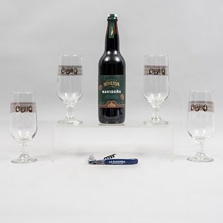 Lote de 6 piezas. Consta de: a) Cerveza conmemorativa Minerva Navideña, 4 copas cerveceras, destapador y sacacorchos.