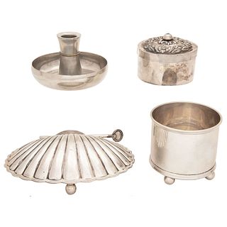 MIXED LOT MEXICO, EARLY 20TH CENTURY Silver and silver metal Consists of ashtray, container with lid and silver center 704 g