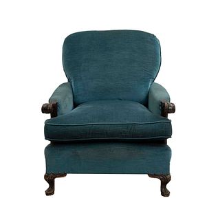 Sillón. Siglo XX. Estructura de madera, con tapicería textil color azul. Respaldo cerrado, asiento acojinado.