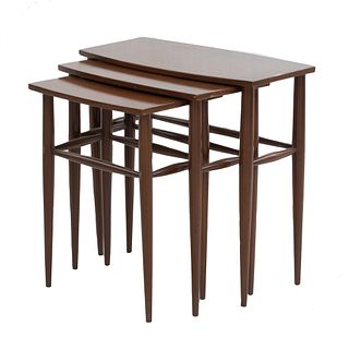 Juego de mesas nido. Siglo XX. En talla de madera. Consta de 3 mesas. Con cubiertas rectangulares, fustes y soportes lisos.