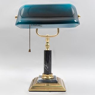 Lámpara de escritorio. Taiwan, siglo XX. Estructura de latón con aplicaciones de mármol gris y pantalla azul de vidrio.