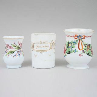 Lote de vaso y 2 tazas. Siglo XX. Elaborados en cristal tipo La Granja. Decorados con elementos vegetales, florales, orgánicos.