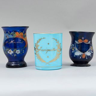 Lote de 3 floreros. Siglo XX. Elaborados en cristal tipo La Granja. 2 color azul cobalto. Decorados con elementos vegetales, florales.