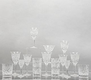 Lote de 54 copas y vasos. Siglo XX. Elaborados en cristal cortado. Consta de: copas para vino tinto, vino blanco, vermouth, otros.