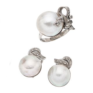 Anillo y par de aretes vintage con perlas y diamantes en plata paladio. 3 medias perlas cultivadas color gris de 13 y 15 mm. 20...