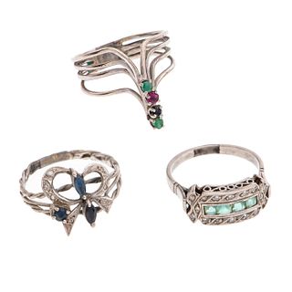 Tres anillos vintage con esmeraldas, zafiros, rubí y diamantes en plata paladio. 6 esmeraldas corte redondo y cojín. 4 zafiros c...