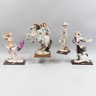 Lote de 4 figuras de damas y escuestre. Italia, siglo XX. Elaboradas en resina Capodimonte con bases de madera. Diseño Giuseppe Armani.
