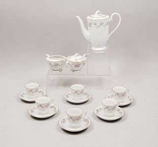 Juego de té y platos decorativos. Diferentes orígenes y diseños. Siglo XX. En porcelana. Algunos marca Rosal Crown y Hutschenreuther.