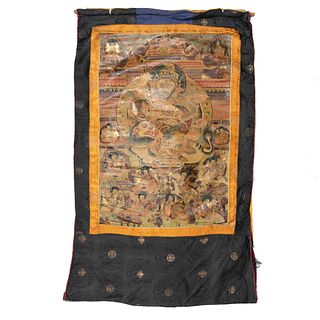Thangka. India, siglo XX. Temple sobre tela sobre bordado ensedado Decorado con deidades, jinetes y motivos zoomorfos.