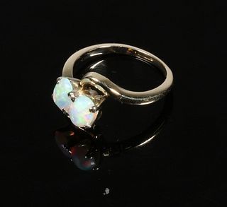 LADIES GOLD RING WITH OPALS