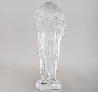 Mujer cargando un cordero. Francia. Siglo XX. Elaborada en cristal Sevres. Firmada y seriada 440/2000 27 cm de altura