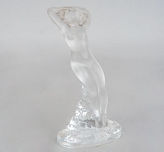 Desnudo femenino. Francia, siglo XX. Elaborada en cristal opaco Lalique. Firmada. 23.5 cm de altura