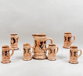 Juego cervecero. México. Siglo XX. Elaborado en cerámica de Cuernavaca color marrón. Consta de: jarra y 6 tarros. Piezas: 7