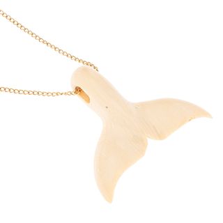 Collar y pendiente en marfil y metal base dorado. Diseño de cola de ballena. Peso: 2.6 g.