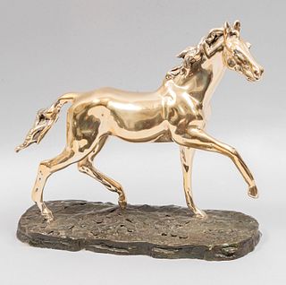 FIRMA SIN IDENTIFICAR Caballo a trote Elaborado en metal dorado Con base de metal acabado tipo bronce 31 cm altura con base