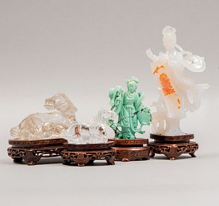 Lote de 4 piezas. Siglo XX. Elaborados en vidrio, cristal y pasta. Consta de: yegua con cría, caballo y 2 geishas.