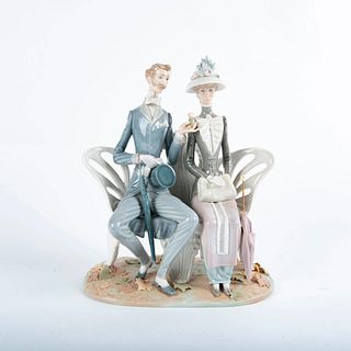 Lovers In The Park Figure 01001274 - Lladro Porcelain Figure