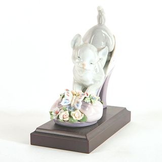 A Purr-fect Fit 1006775 - Lladro Porcelain Figure