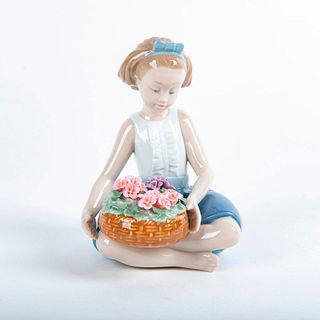 Arranging Flowers 1008574 - Lladro Porcelain Figure