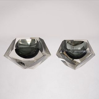 Par de ceniceros. Siglo XX. Diseño geométrico. Elaborados en cristal. Fondo ahumado. 10 cm altura