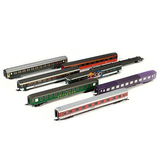 HO Scale (7) European Streamliner Passenger Cars and an extra chassis