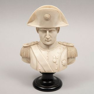 Busto de Napoleón Bonaparte. Siglo XX. Elaborado en pasta moldeada acabado crudo con base escalonada circular. 24 cm altura
