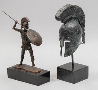 PEÑA Lote de 2 esculturas. Consta de: a) Casco espartano, Firmado, Fundición en bronce patinado 8/25. b) Guerrero espartano Firmado.
